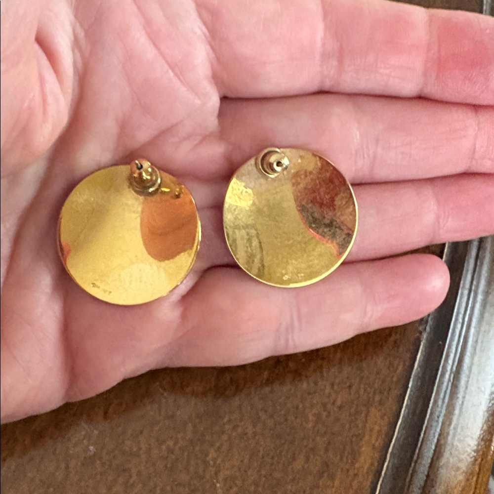 Vintage Monet Goldtone Shell Earrings - Picture 2 of 3